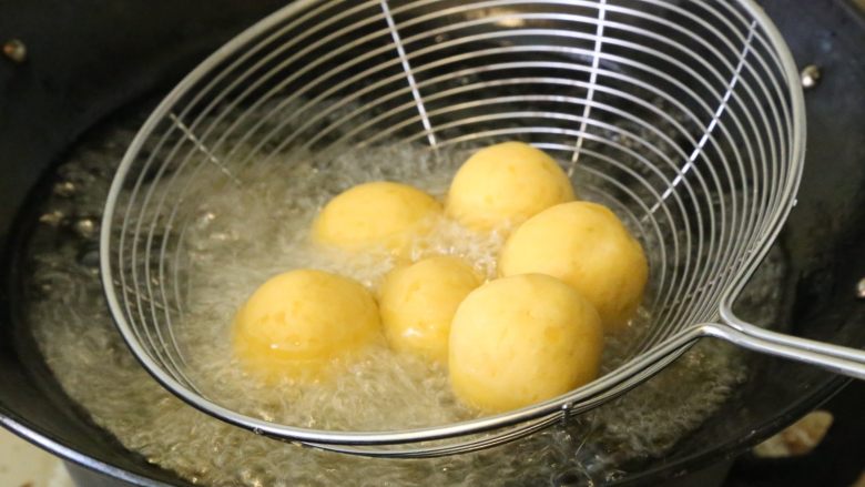 红薯丸子,放入油锅进行浸炸。