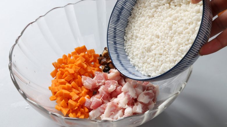 糯米蛋,将浸泡好的糯米沥去水，放入切好的五花肉、干香菇、胡萝卜丁中国。