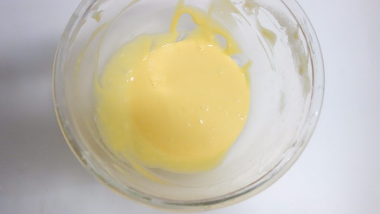 柠檬戚风,加入五个蛋黄拌匀，后蛋法做得面糊不容易起疙瘩非常顺滑面糊成丝带般落下，