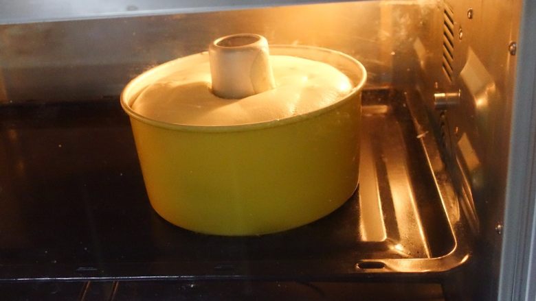 柠檬戚风, 烤箱预热入蛋糕160度烤60分钟左右，具体时间跟温度要按自己的烤箱灵活掌握，牙签插到蛋糕中间没蛋糕带出来就是表示熟了（实际温度以自家烤箱为