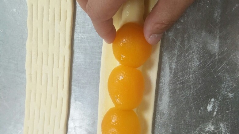 水果酥条,整齐的把边杏放好