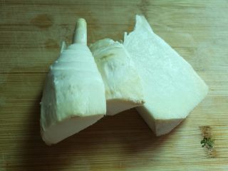 鸡汁笋片面,笋去壳，切成2-3块。