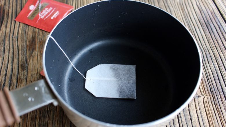 抹茶棉花糖奶茶,锅中先放入红茶包，用小奶锅就行