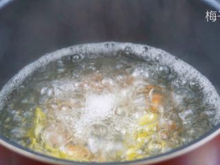 花蛤蒸蛋,花蛤提前用盐水浸泡四小时，水里面放姜片和料酒，煮到全部打开。