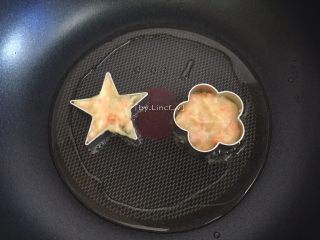 香煎土豆饼,将花形模具（其它形状的模具也可以）放入食用油稍微浸泡（防粘）后放入煎锅，勺入适量搅拌均匀的土豆泥