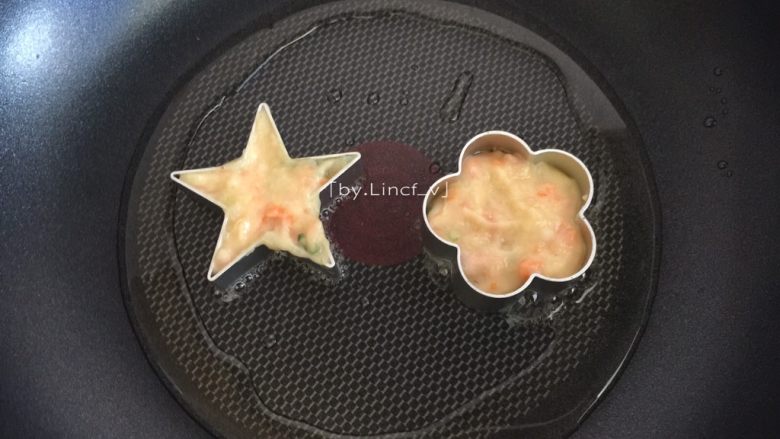 香煎土豆饼,将花形模具（其它形状的模具也可以）放入食用油稍微浸泡（防粘）后放入煎锅，勺入适量搅拌均匀的土豆泥