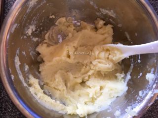 香煎土豆饼,蒸好的土豆用勺子压成土豆泥