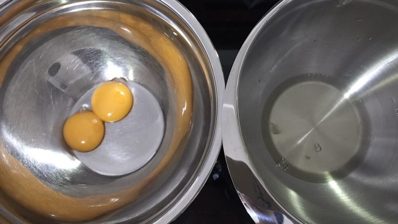 棒棒糖蛋糕,分离好蛋清和蛋黄，容器保证无油无水，蛋清放冰箱冷藏，先制作蛋黄糊。