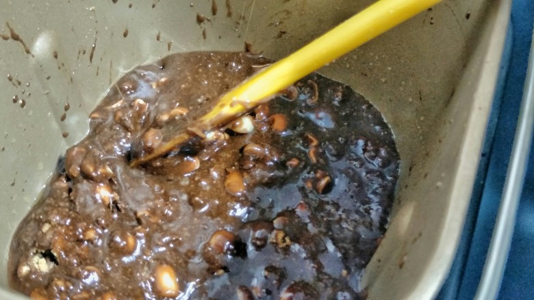 黑巧克力咖啡牛轧糖面包机版,出炉前用硅胶刮刀翻拌均匀牛轧糖