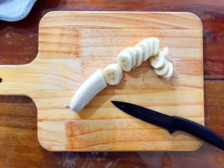美丽早餐开启美好心情之法式多士,好了，下面我们来准备水果！
香蕉如图所示切成小片！