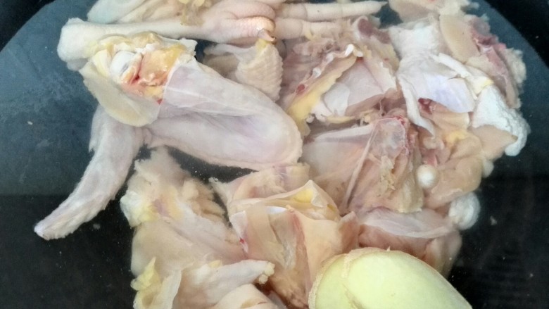 香菇炖鸡,放入锅内焯水，放入姜片去腥