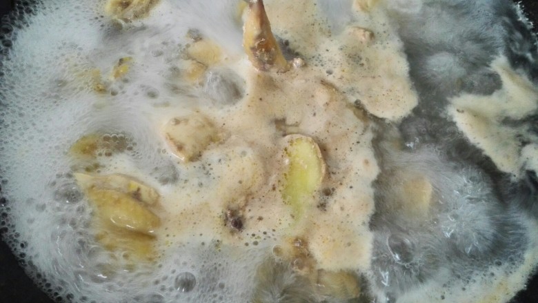 香菇炖鸡,等鸡汤沸腾出沫时撇去浮沫