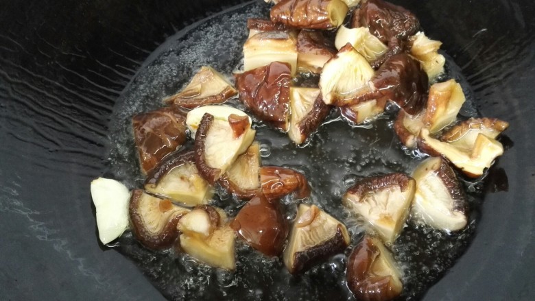 香菇炖鸡,锅内放入油烧热，把香菇倒进去煸炒香