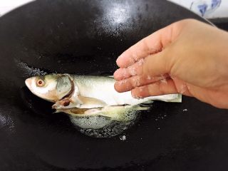阳江特色豆鼓蒸鲢鱼,表面撒上少许盐，剪至底面微黄有点粘锅了就关火，煎鱼不能心急，要文火慢慢煎，待锅完全冷却了再翻另一面，这样煎出来的鱼才好看，鱼皮不破！