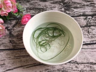 阳江特色豆鼓蒸鲢鱼,葱剪细泡水里，用时沥干水分