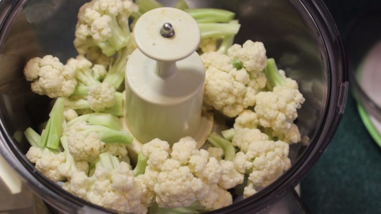 吃不胖的炒饭-花椰菜炒饭,将白花椰菜放入食物调理机。