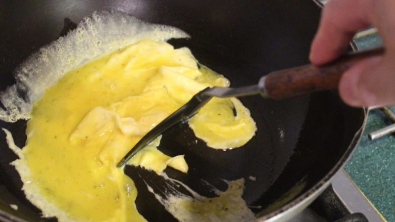吃不胖的炒饭-花椰菜炒饭,起油锅，将蛋液倒入，用锅铲将蛋液拨散。