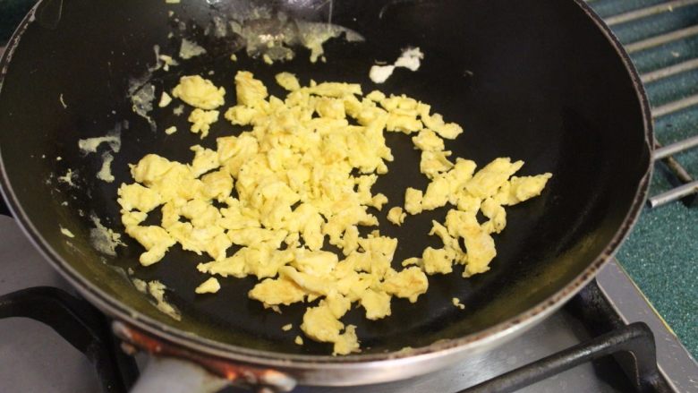 吃不胖的炒饭-花椰菜炒饭,将蛋液边拨边铲成小块，表皮微焦后，取出备用。