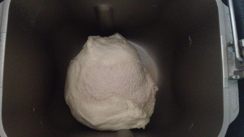 玫瑰花面包,一个揉面程序结束后（20分钟）放入酵母，醒面1小时后再揉15分钟