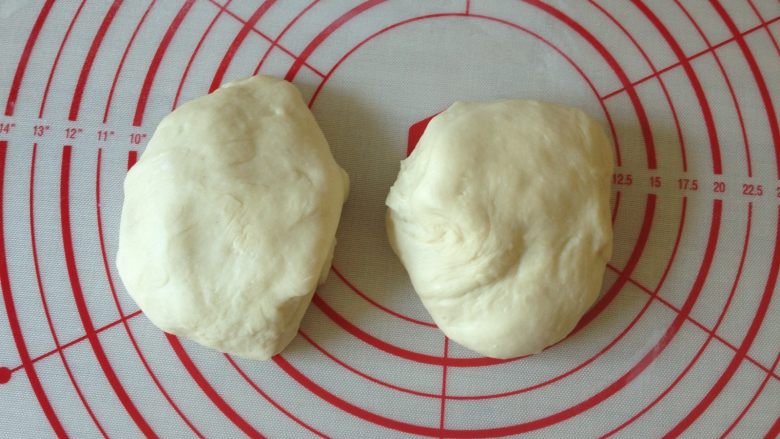 玫瑰花面包,面团揉好后取出，平均分成两份