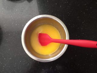 竹炭玛德琳,黄油隔着热水融化后放至手温。