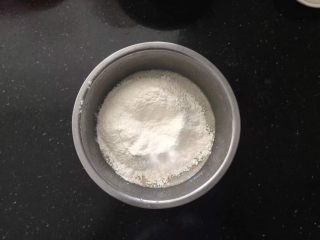 竹炭玛德琳,筛入低筋面粉和泡打粉。