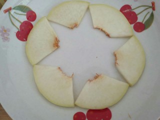 桃的4种吃法,把大片摆在盘的最外圈