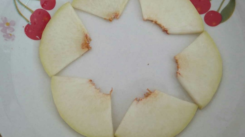 桃的4种吃法,把大片摆在盘的最外圈