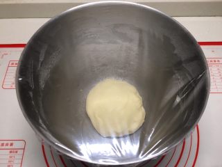 基础白吐司（波兰种）,面团盖上保鲜膜，控制面团发酵温度在28度以下