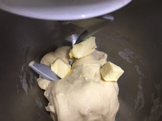 基础白吐司（波兰种）,加入软化的黄油，继续用厨师机揉面约15分钟