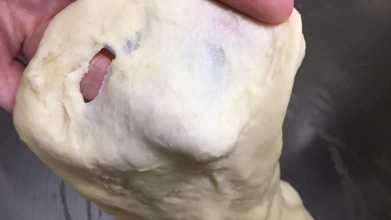 基础白吐司（波兰种）,直至面团可以拉出粗糙的膜，面团基本光滑