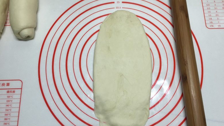 基础白吐司（波兰种）,醒好的面团用擀面杖擀成约20*10的牛舌状
