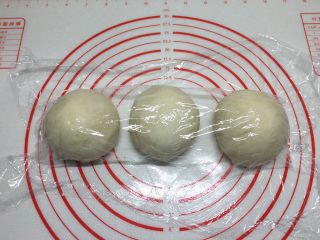 基础白吐司（波兰种）,面团排气后，等分成三部分，滚圆盖上保鲜膜，醒10分钟