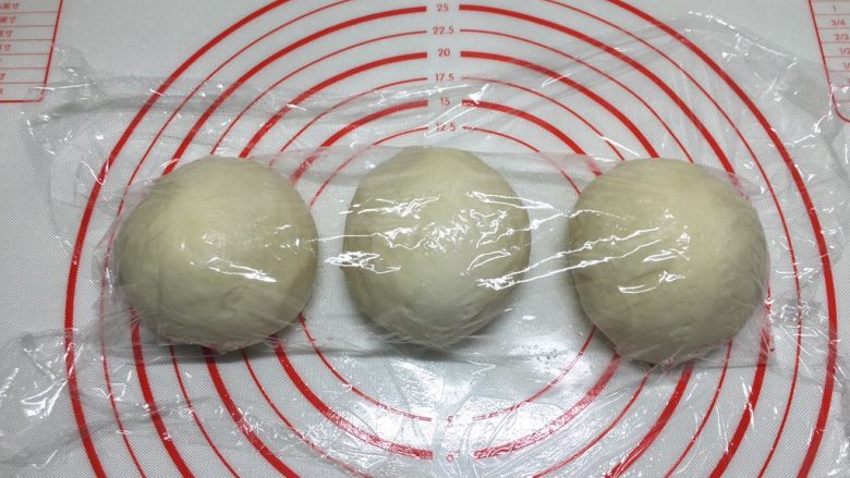 基础白吐司（波兰种）,面团排气后，等分成三部分，滚圆盖上保鲜膜，醒10分钟
