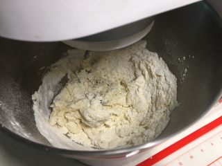 基础白吐司（波兰种）,混合除黄油以外的所有原料，加入波兰种一起，厨师机揉约8分钟