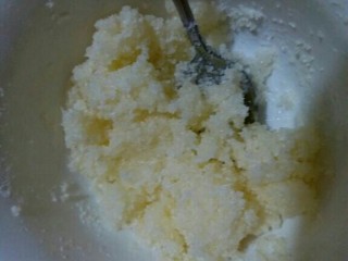 玫瑰花椰蓉面包,面团松弛时，把馅儿做好。。黄油放微波炉叮20秒，和白砂糖，椰蓉一起拌均匀
