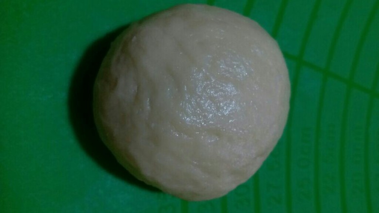 玫瑰花椰蓉面包,发酵好后的面团取出排气，再用保鲜膜盖着，松弛15分钟