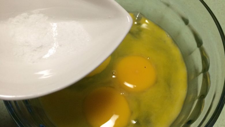 火腿葱花厚蛋烧,鸡蛋液里面加入0.5g盐