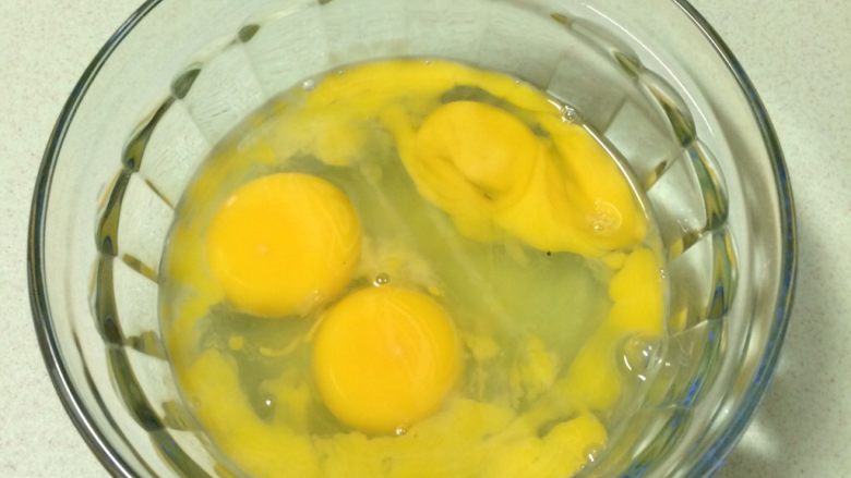 火腿葱花厚蛋烧,首先把3个鸡蛋打散到一个碗里