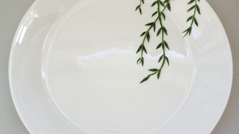 餐盘画——立春,把剪好的柳叶有序的摆放在上面