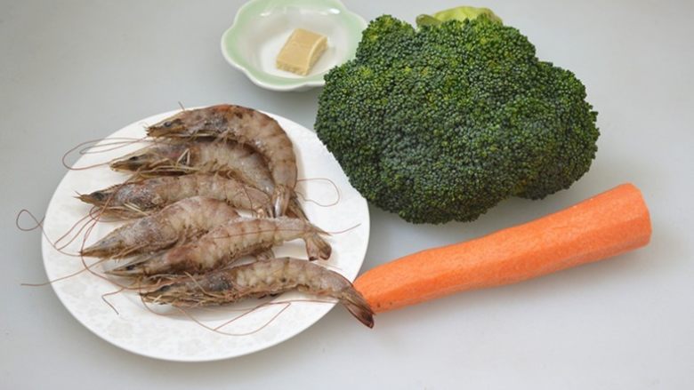 鲜虾蔬菜奶油汤,准备所需食材