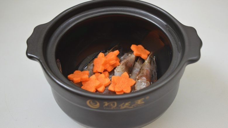 鲜虾蔬菜奶油汤,把整理好的虾放入砂锅