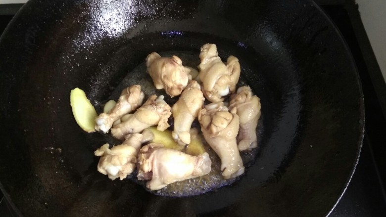 土豆粉条炖翅根,放入鸡翅根，翻炒至焦黄