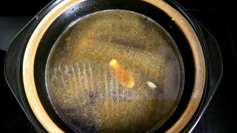 土豆粉条炖翅根,把翻炒好的翅根倒入砂锅，放入适量清水