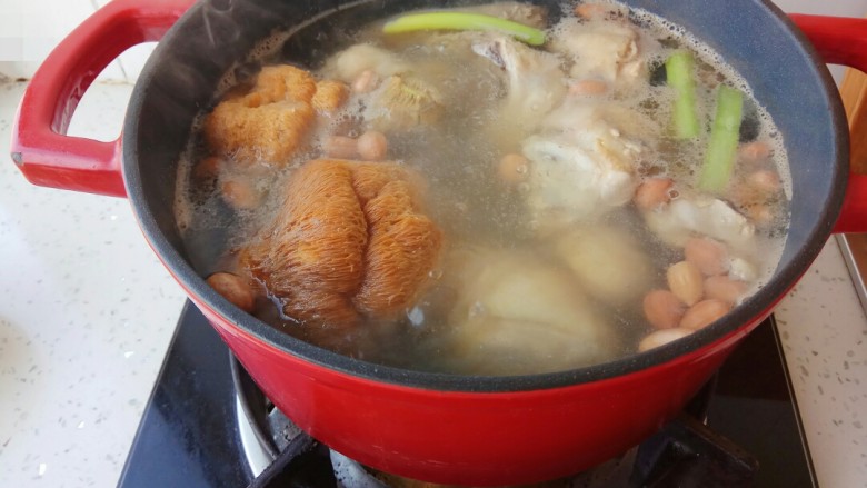 秋风渐凉，来一碗猴头菇鸡汤养胃吧,大火烧开后转小火煲一个半钟