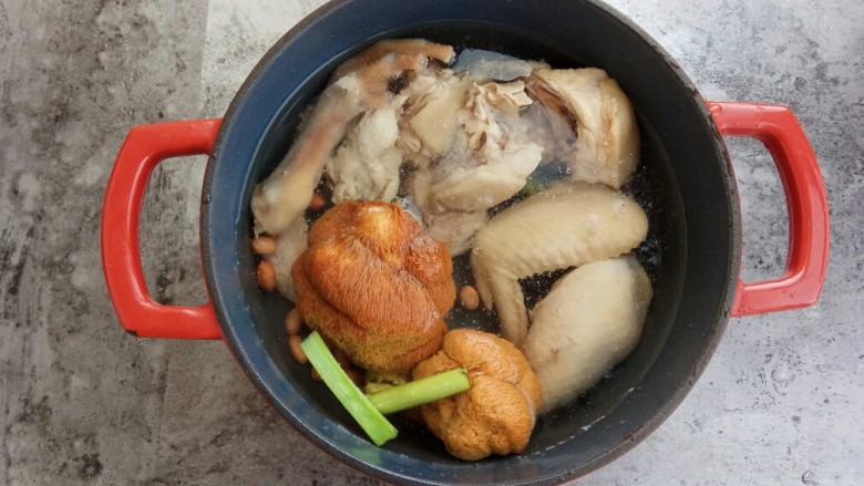 秋风渐凉，来一碗猴头菇鸡汤养胃吧,加入适量水