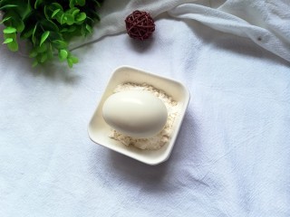 苏格兰蛋,将熟鸡蛋放入面粉里滚一滚，裹满面粉
