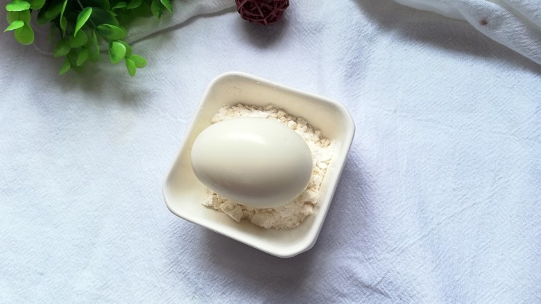 苏格兰蛋,将熟鸡蛋放入面粉里滚一滚，裹满面粉