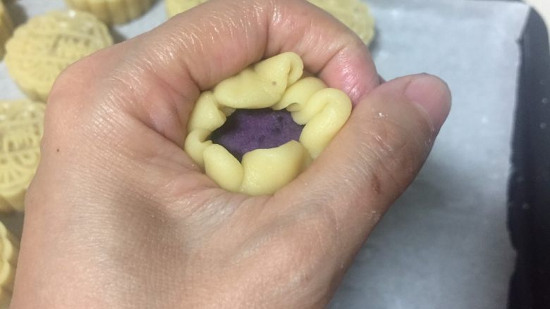 广式月饼（紫薯蛋黄馅）,用虎口的位置往上推。
