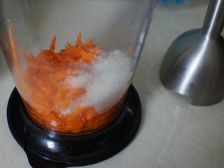 奶香Q弹胡萝卜,胡萝卜丝与白砂糖一起放入搅拌杯，加入10克水